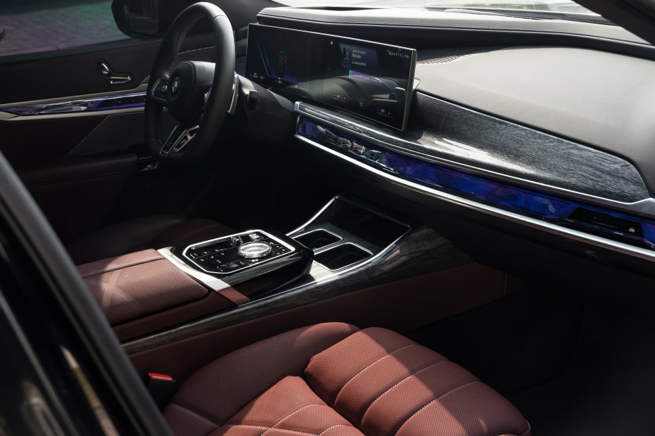 Аренда BMW M735i в Дубае