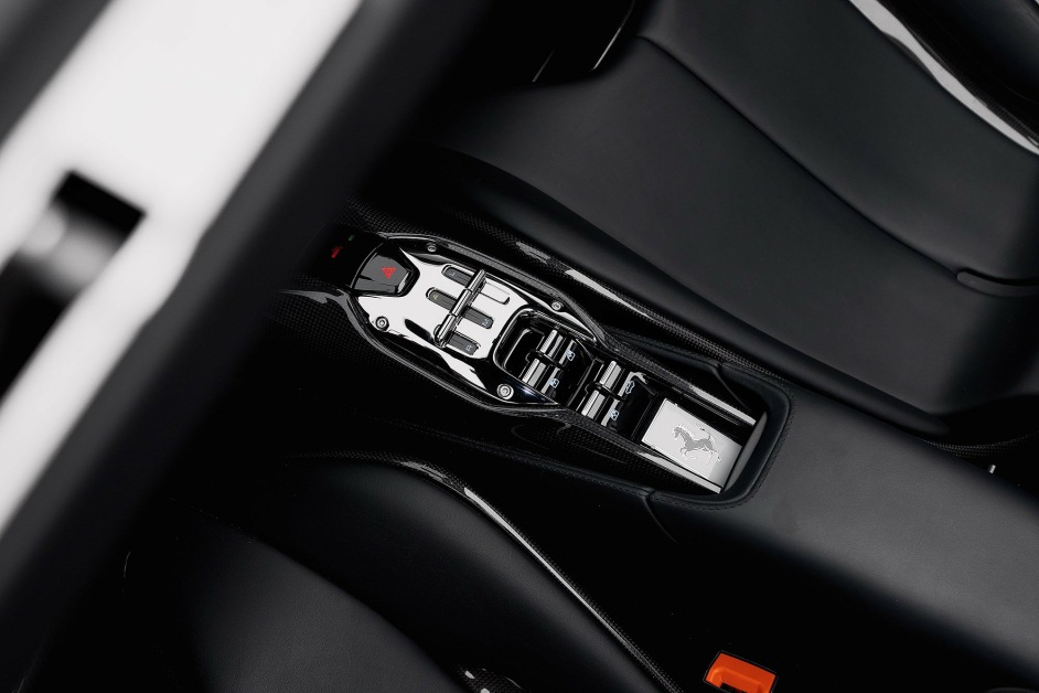 Аренда Ferrari SF90 Spider в Дубае