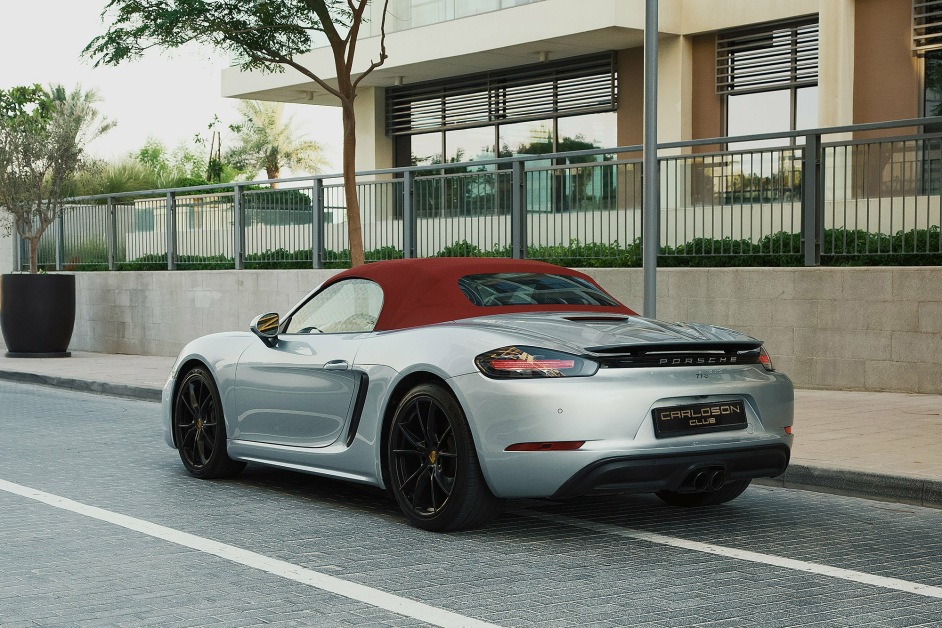 Аренда Porsche Boxster в Дубае