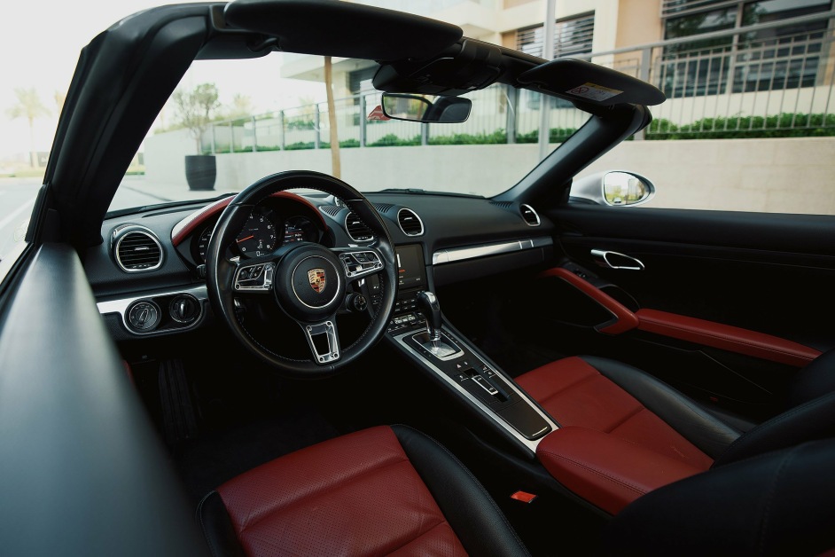 Аренда Porsche Boxster в Дубае