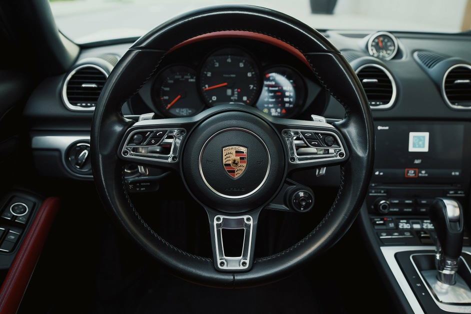 Аренда Porsche Boxster в Дубае