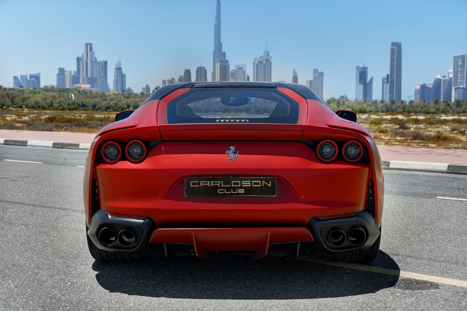 Аренда Ferrari 812 Superfast в Дубае