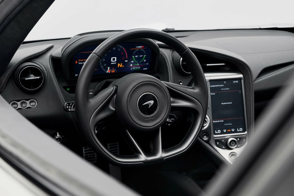Аренда Maclaren 720S Spider в Дубае