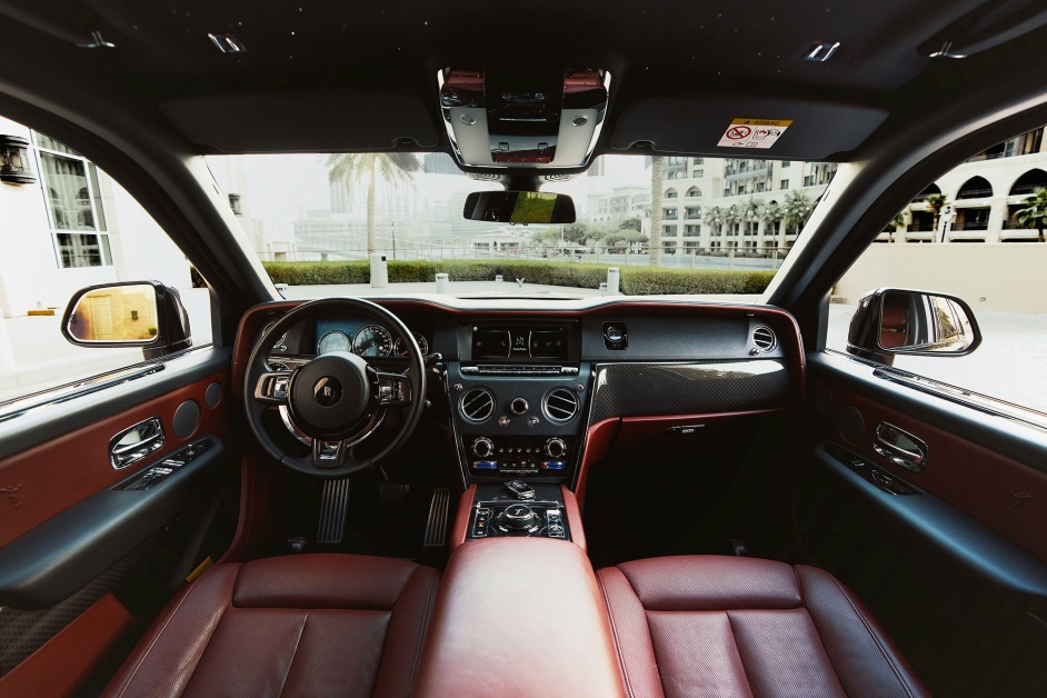 Аренда Rolls Royce Cullinan Black Badge в Дубае